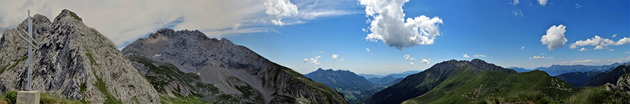Panoramica dalla croce della Bocchetta di Corna Piana (2078 m)